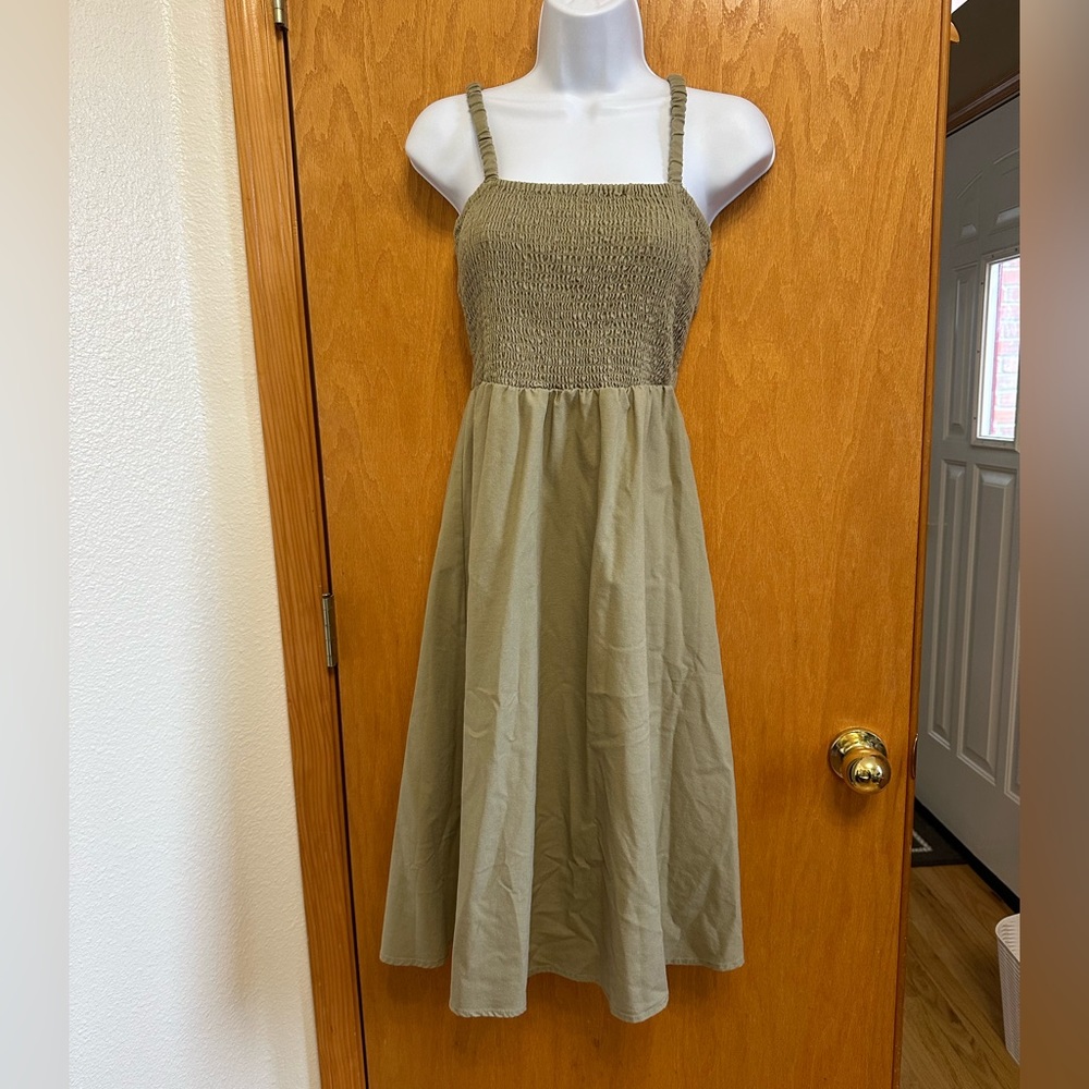 Forever 21 light green dress. Size small. - Picture 2 of 9